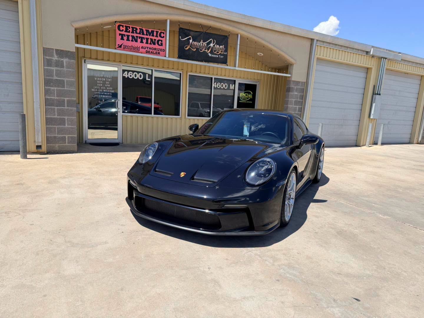 GT3 Touring nose-on outside suite 4600 L